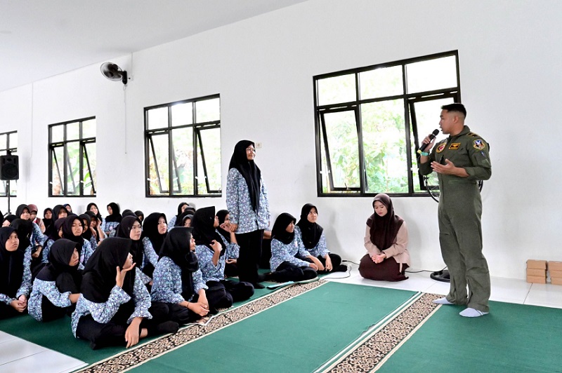 Siswa SRMP 20 Budi Luhur Intip Lebih Dekat Dunia TNI AU di Lanud Sjamsudin Noor.
