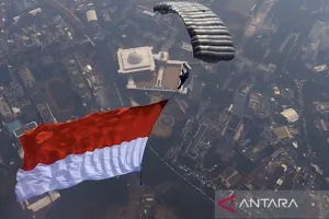 17 Penerjun Kopassus Taklukkan Ketinggian 10.000 Kaki dalam Victory Jump di Monas.