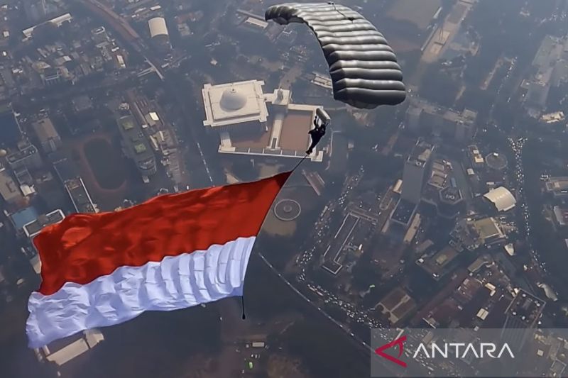 17 Penerjun Kopassus Taklukkan Ketinggian 10.000 Kaki dalam Victory Jump di Monas.
