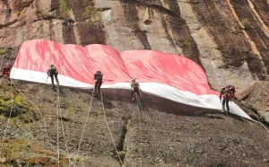 Bendera Merah Putih Raksasa Berkibar di Lembah Harau Sumbar