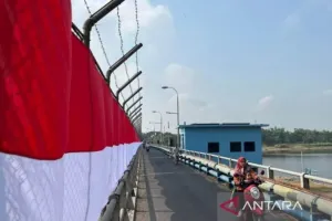 Bendera Merah Putih Terbentang Sepanjang 180 Meter di Bendung Gerak Babat