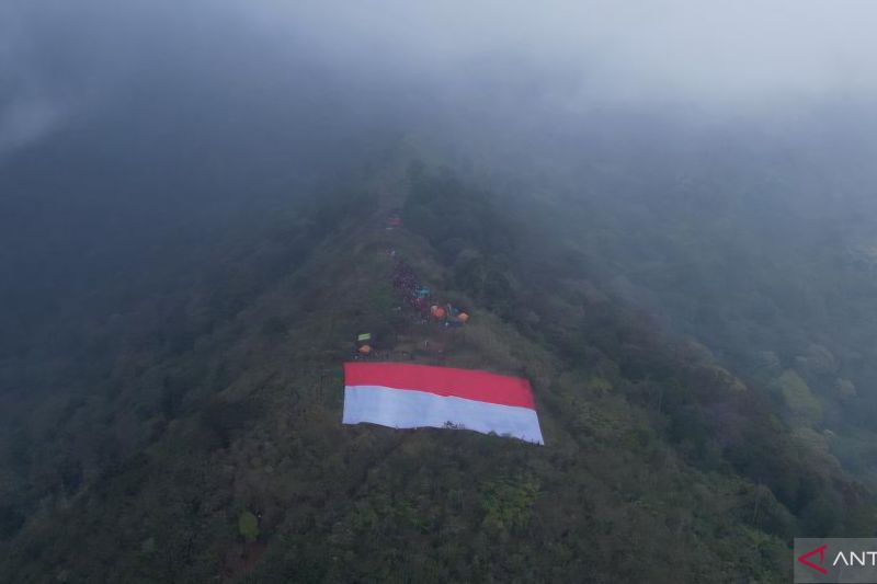 Bendera Raksasa 40x20 Meter Berkibar di Puncak Gunung San...