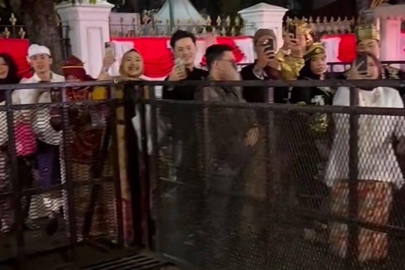 Demi Upacara HUT ke-81 RI di Istana, Warga Antre Sejak Di...