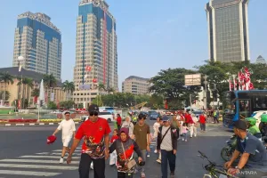 Jelang Kirab HUT RI Ke-81, Warga Mulai Padati Kawasan Monas 