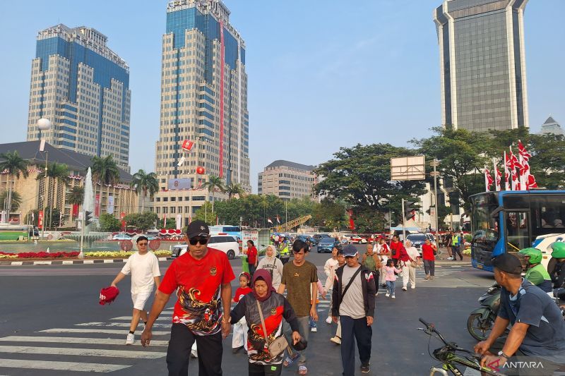 Jelang Kirab HUT RI Ke-81, Warga Mulai Padati Kawasan Monas 