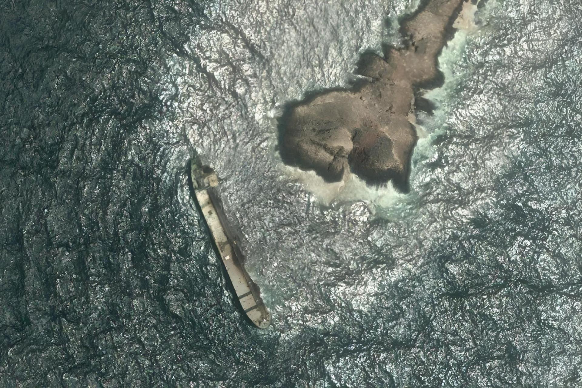 Kapal Tanker Karam, 12 Km Pesisir Pantai Oman Kini Menghitam