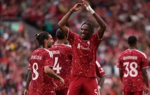 Liverpool Tutup Pramusim dengan Manis! The Reds Libas Como 2-0 di Anfield
