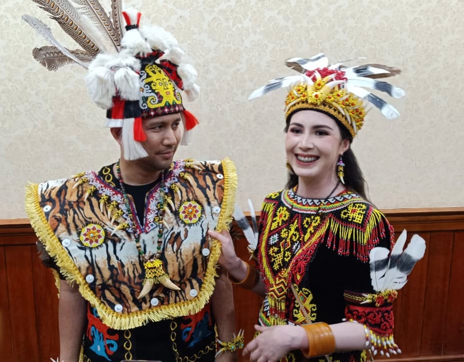 Magnet Perhatian, Arumi Bachsin Dandani Emil Dardak Busana Dayak Kenyah Demi Meriahkan Hari Kemerdekaan