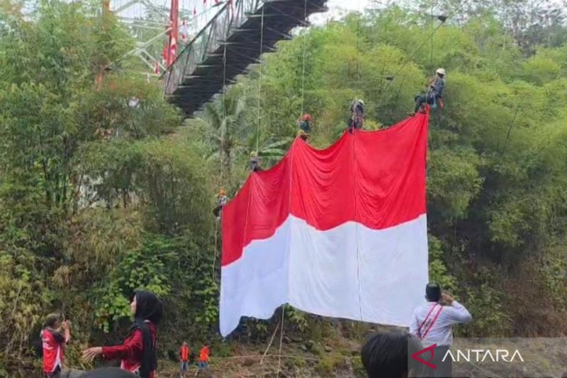 Patriotik Banget! Warga Bersatu Kibarkan Bendera Raksasa ...