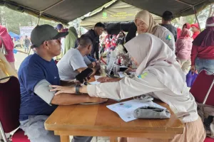 Puluhan Warga Mengikuti Cek Kesehatan Gratis di Pantai Piwang Natuna