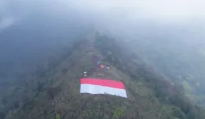 Ratusan Pendaki di Bandung Kibarkan Bendera Merah Putih Raksasa