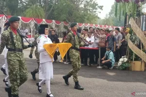Siswi SMA 1 Palembang Caliya Azaria Ivana Jadi Pembawa Baki HUT ke-81 RI.