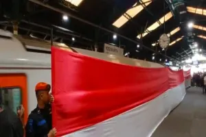 Unik! Penumpang Kereta Diajak Bentangkan Bendera 25 Meter Sambut HUT Ke-81 RI