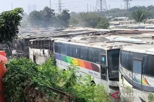 50 Bus Terbakar di Pangkalan PO Sinarjaya, Damkar Bekasi Kerahkan Sembilan Armada
