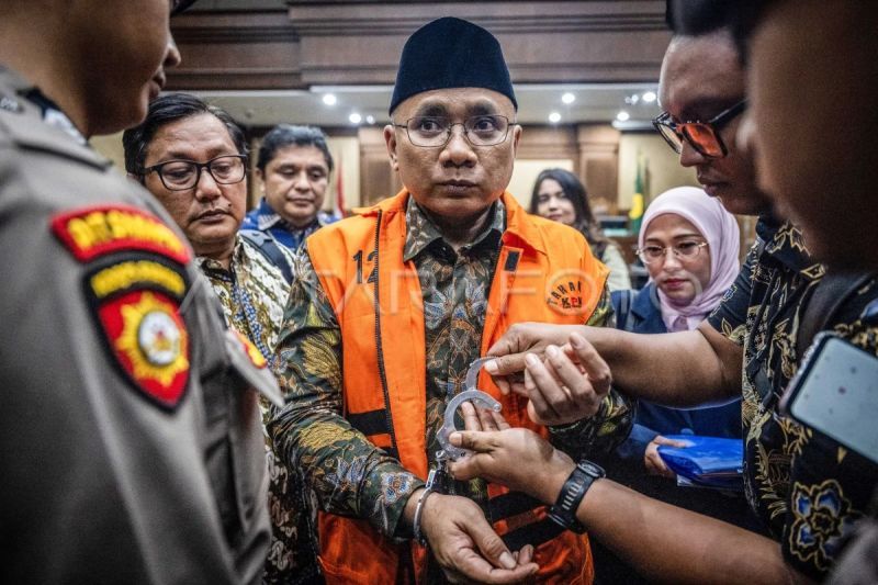 Kasus Kuota Haji, Yaqut Cholil Qoumas Bacakan Nota Perlaw...