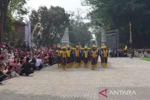 Keren Dapat Sambutan Meriah, Penyapu Jalan Ikut Defile di Depan Gedung Sate