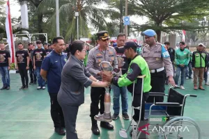 Kisah Haru HUT ke-81 RI, Polresta Soetta Berikan Kaki Palsu untuk Ojol Disabilitas.