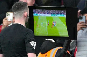 Liga Inggris Akan Publikasikan Evaluasi Independen Keputusan Wasit dan VAR Setiap Pekan