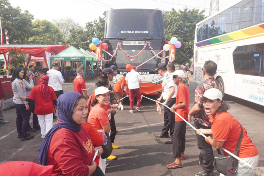 Lomba Tarik Bus dalam Memeriahkan HUT RI di Terminal Kampung Rambutan