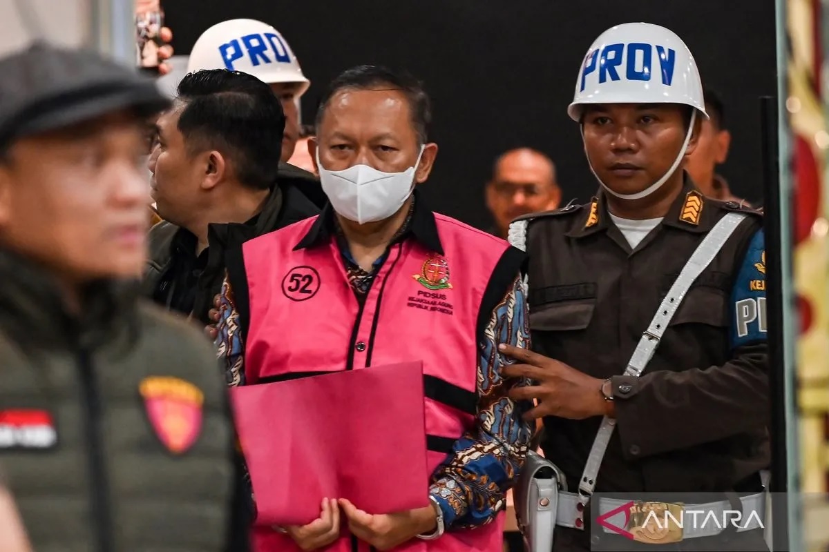 Mantan Direktur Bea Cukai Fadjar Donny Hadapi Sidang Perd...
