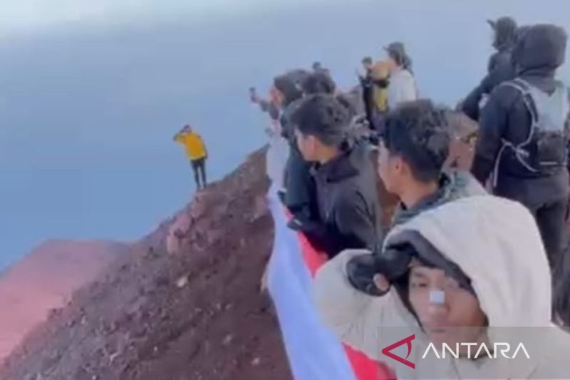 Pemandangan Tak Biasa! Puluhan Pendaki Upacara HUT Ke-81 ...
