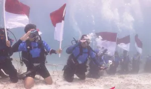 Penyelam Berau Kibarkan Bendera Merah Putih di Bawah Laut Maratua HUT Ke-81 RI