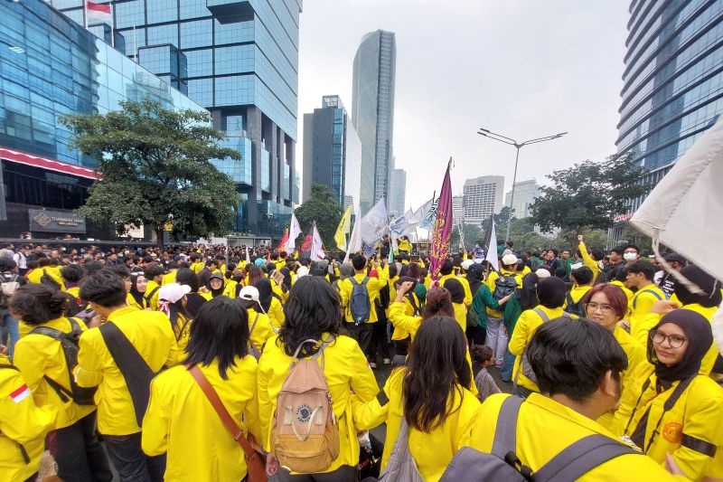 Ratusan Mahasiswa Bertahan di UOB Plaza, Akses Bundaran HI Dibatasi Polisi