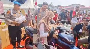 Rejeki Nomplok! Seorang Ibu Nangis Dapat Motor Listrik di Jamuan Rakyat Kramat Jati