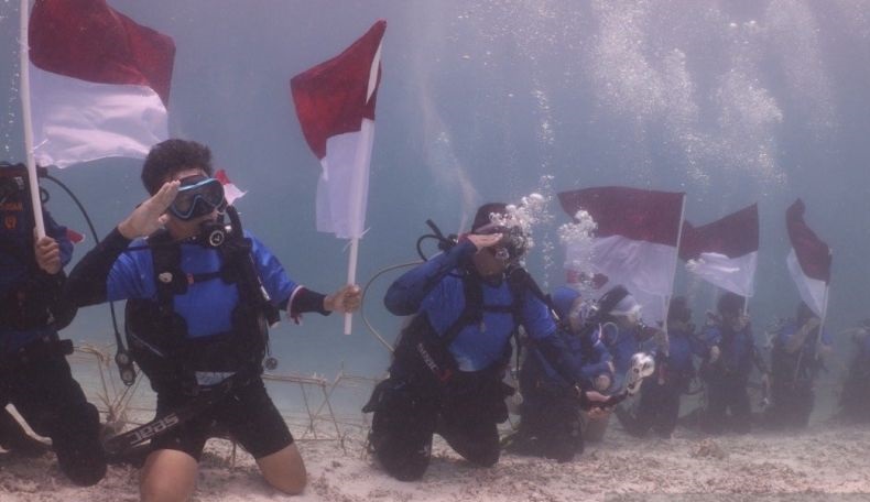 Upacara HUT RI di Bawah Laut, Penyelam Kibarkan Merah Put...