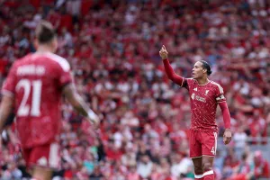 Van Dijk Sebut Lini Belakang Baru Liverpool Butuh Waktu untuk Kompak