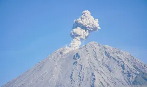 Indonesia Siaga! 3 Gunung Api Aktif Mendadak Meletus Beruntun dalam Semalam!