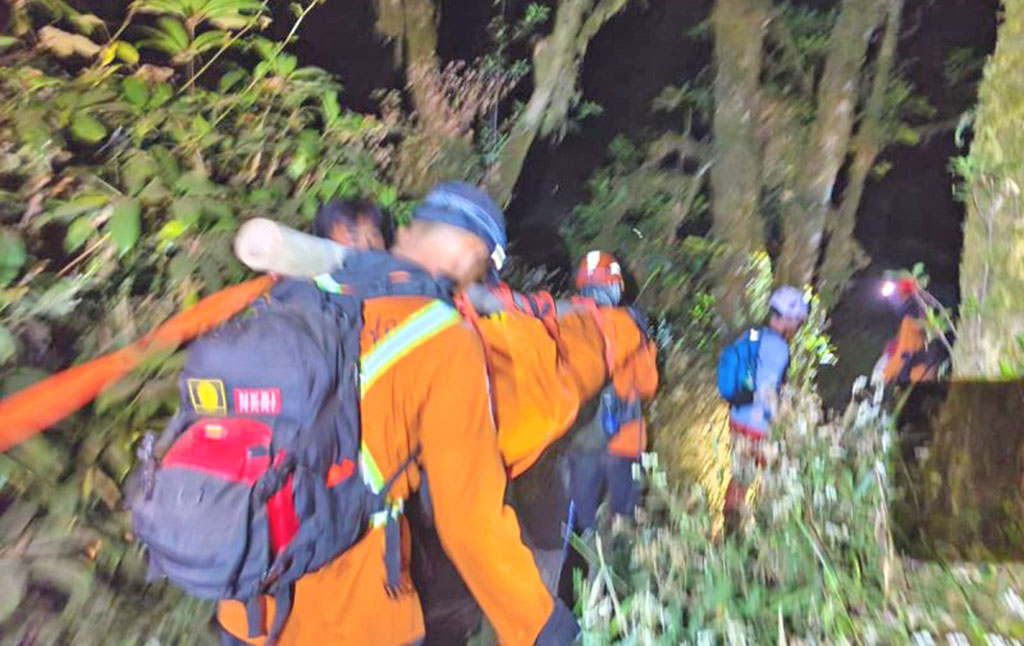 Jenazah Pendaki Fahri Maulana Berhasil Dievakuasi dari Kawah Gunung Slamet