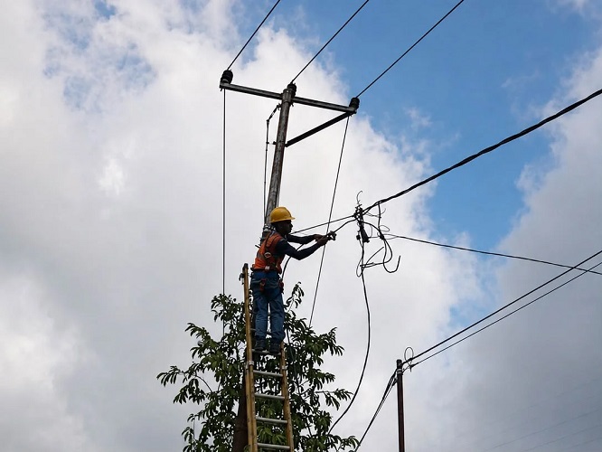 PLN Berhasil Pulihkan Keseluruhan Sistem Kelistrikan Flor...