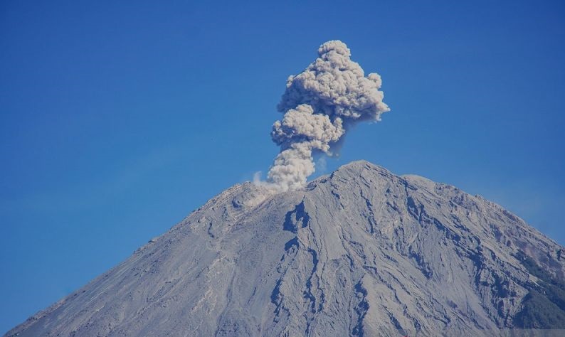 Tiga Gunung Api Erupsi Malam Ini, Masyarakat Diminta Waspada