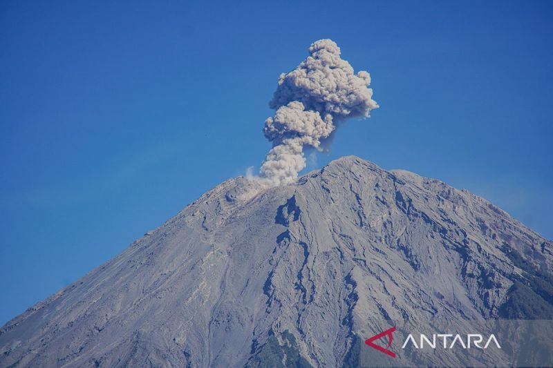 Tiga Gunung Api Indonesia Erupsi Beruntun, Gunung Ibu hin...