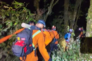 Tim SAR Gabungan Berhasil Bawa Turun Jenazah Pendaki dari Gunung Slamet