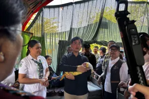 Gibran Berdialog dengan Sejumlah Ibu yang Baru Melahirkan di Tenda Rawat Pascagempa di Sikka, NTT, Pastikan Kebutuhan Terpenuhi