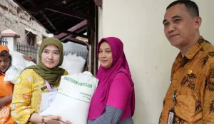 Kemensos Beri Bantuan Beras pada 1.800 KK di Sumur Batu untuk Ringankan Beban Warga