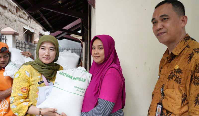 Kemensos Beri Bantuan Beras pada 1.800 KK di Sumur Batu u...