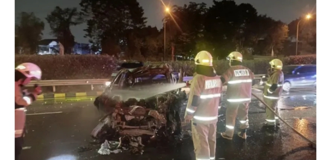 Jeep Terbakar Tewaskan Dua Penumpang di Tol Jagorawi, Kro...