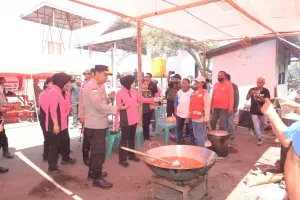 Pastikan Kebutuhan Dasar Terpenuhi, Polda NTT Serahkan Susu dan Kasur untuk Warga Sikka