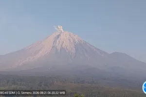 Semeru Kembali Erupsi, Letusan Membubung 800 Meter dari Atas Puncak