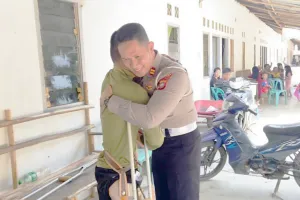 Wujud Kepedulian, Satlantas Polres Bintan Serahkan Kaki Palsu untuk Buruh Tani
