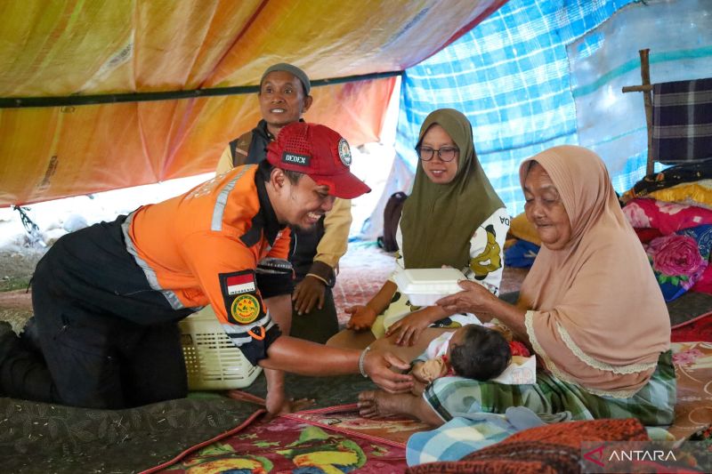 Baznas Salurkan 1.900 Porsi Makanan untuk Warga Terdampak...