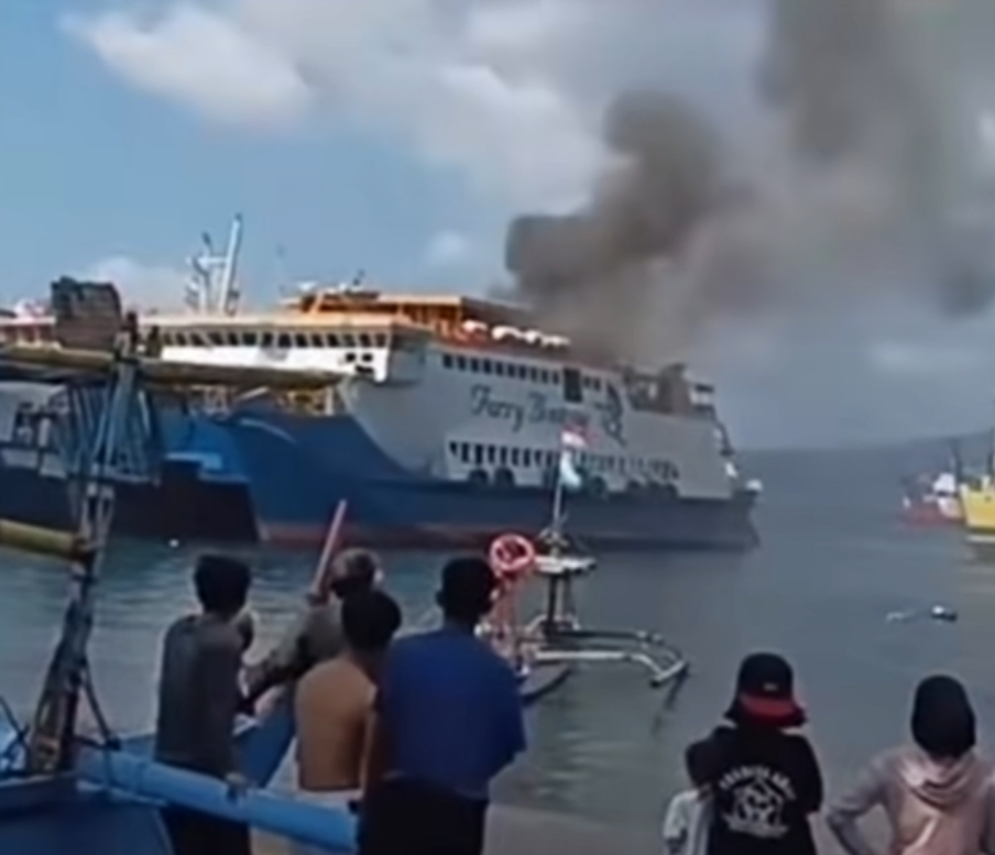 Diduga Korsleting, KMP Bontang Express II Terbakar di Dermaga Ketapang Banyuwangi