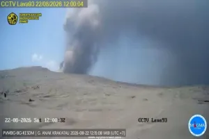Gunung Anak Krakatau Kembali Erupsi, Kolom Abu 400 Meter! Nelayan dan Wisatawan Diminta Waspada