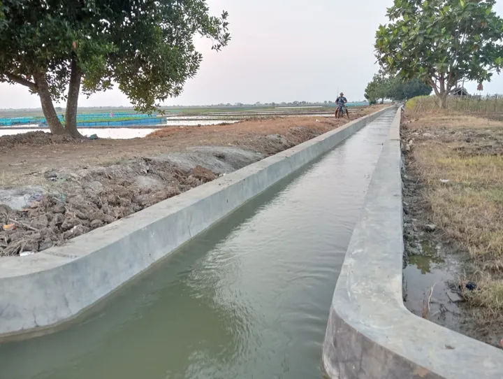 Setelah 20 Tahun Menanti, Petani Cirebon Akhirnya Punya Irigasi 2,4 Km 
