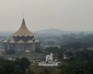 Warga Sarawak Tercekik Kabut Asap Kebakaran Hutan Kalimantan, Sekolah-Sekolah Ditutup  