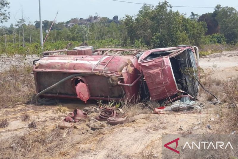 Di Tengah Misi Padamkan Karhutla, Mobil Damkar Belitung M...