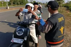 Karhutla Tanah Bumbu, Polisi Bagikan Masker untuk Lindungi Warga dari Asap.
